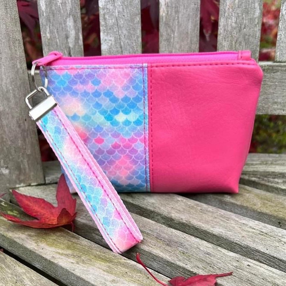 FREE! Color Block Wristlet (PDF Pattern w/Video Tutorial)